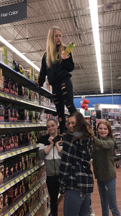 Cheerleading Stunts Pictures, Cheer Sleepover Ideas, Cheer Pictures Group, Cheer Stunt Pictures, Aesthetic Cheer Pictures, Cheer Pictures Best Friend, Cheer Asthetic, Cheer Squad Pictures, Flyer Cheer