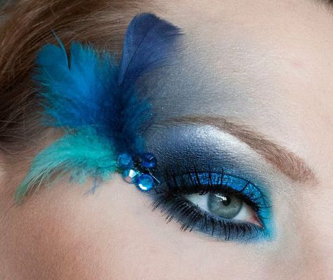 Carnival Look Peacock Feather Eye Makeup, Brazil Carnival Makeup, Feather Eye Makeup, Fantasy Eye Makeup, Seussical Makeup, Peacock Makeup, Bird Makeup, Exotic Makeup, Fantasy Make-up