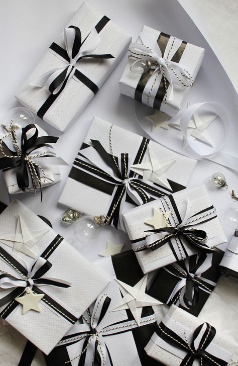 Christmas Wrapping Theme, Black Christmas Decorations, Christmas Palette, Monochrome Black And White, Black White Christmas, Christmas Gift Packaging, Black And White Ribbon, Gift Wrapping Inspiration, Creative Gift Wrapping