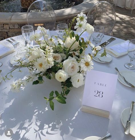 Simple White Flower Table Decor, Classy Round Table Decor Wedding, White Flowers Wedding Reception, Top Table Flower Arrangements, Minimalist White Wedding Florals, Summer Wedding Florals Neutral, Neutral Flowers Wedding Table, White And Green Flowers Wedding, Flowers Moodboard