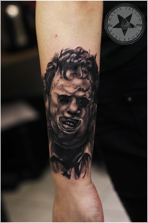 Leatherface Tattoo Ideas, Texas Chainsaw Mascara Tattoo, Texas Chainsaw Tattoo, Leatherface Tattoo, Horror Sleeve, Gas Mask Tattoo, Horror Movie Tattoos, Tattoo Portrait, Dragon Sleeve