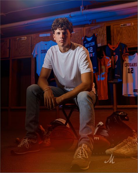 High School Basketball Locker Room, Locker Room Photoshoot, Senior Basketball Photography, High School Locker Room, Senior Sports Pictures, Sports Senior Pictures, School Locker Room, Athletes Photography, Basketball Photoshoot