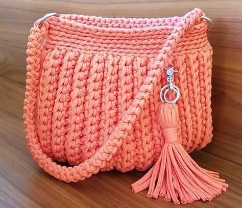 Here in this video tutorial you can learn how to crochet beautiful purse with T-shirt yarn. Make your own design with your crafty hands. Tshirt Yarn, Crochet Purse Pattern Free, Crochet T Shirts, Crochet Handbag, Yarn Bag, Crochet Clutch, Crochet Simple, Handbag Pattern, Crochet Purse Patterns