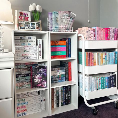 Book Corner Ideas Bedroom, Book Girlies, Bookshelf Aesthetic, Bookshelf Inspiration, Book Corner, Bookshelf Organization, Aesthetic Girly, Book Room, Book Corners