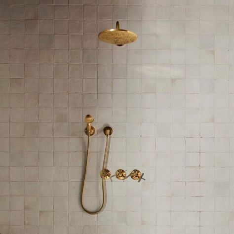 Handcrafted Solid Brass Shower System with Handheld and 8" shower Head. Upgrade your bathroom to a spa-like sanctuary with our handcrafted solid brass shower system with handheld shower. Built-in Valve is included. Features : - Mounting hardware included : Yes - Finishes available: Unlacquered Brass/ Nickel/ Oil Rubbed/ copper - Customization: Yes - Head shower diameter: 8 inches - Reach of the arm extension: 15" (customizable) - Material : Unlacquered Brass Warranty: 5 Years including replacements parts. Express shipping (DHL/UPS) is offered for Free For any requests or suggestions feel free to contact us Antique Brass Shower Head, Aged Brass Shower Fixtures, Brass Shower Fixtures, Brass Shower System, Shower System With Handheld, Shower Options, Brass Bathroom Fixtures, Reno House, Wall Mount Tub Faucet