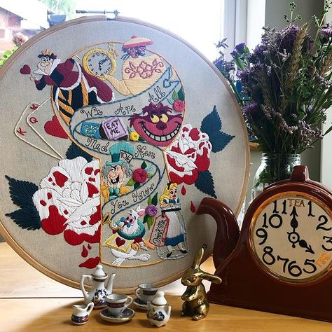 Natalie Sedgewick в Instagram: «Would love to do more Disney stuff…» Alice In Wonderland Embroidery, Hand Embroidered Necklace, Diy Embroidery Designs, Embroidery Patterns Vintage, Embroidery On Clothes, Diy Wire Jewelry, Disney Stuff, Embroidery Hoop Art, Needle Art