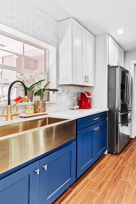 Bright Blue Cabinets Kitchen, Bright Blue Interior Design, Blue And Red Kitchen, Bright Blue Kitchen, Blue Cabinetry, Blue Kitchen Cabinets, Mid Century Modern Kitchen, Coastal Kitchen, Blue Kitchen