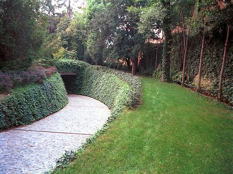 Cool idea for the entrance to the Garage. Out of sight, and connected to the house underground! Underground Garage, Earth Sheltered, Luxury Garage, Underground Homes, Garage Shop, Style Deco, Parking Garage, Green Lawn, Garage Design