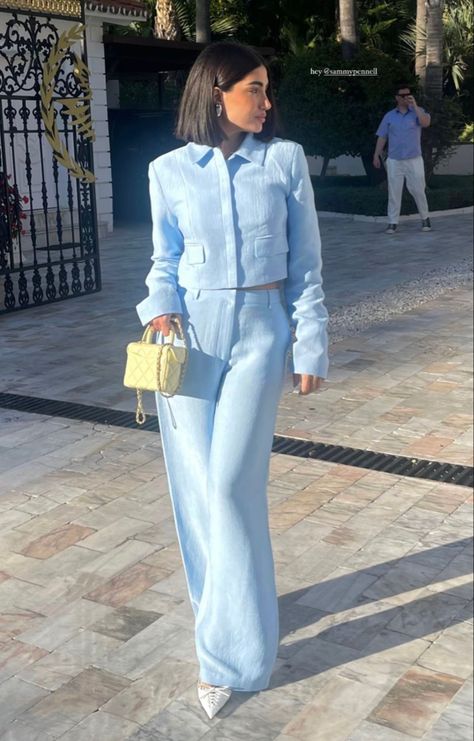 Brunch Outfit Modest, Elegant Outfits For Women Casual, Classy Modest Summer Outfits, Light Blue Outfit Aesthetic, Light Blue Pants Outfit, Causal Chic Outfits, Date Night Outfit Ideas, Night Outfit Ideas, Chique Outfits