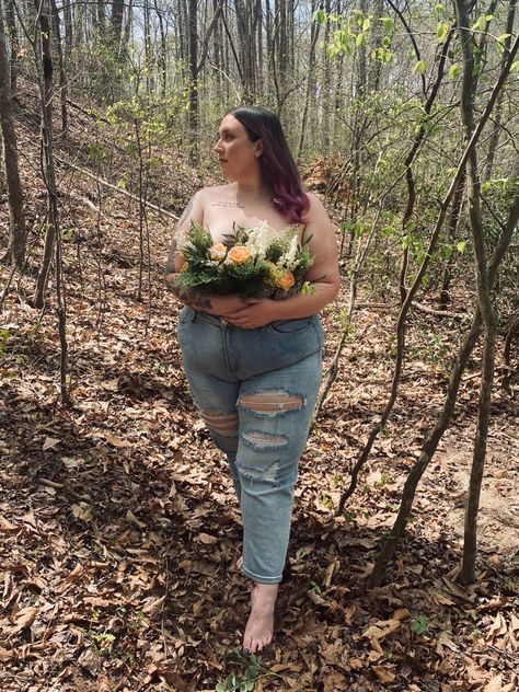 Plus size poses with flower bouquet Plus Size Poses For Photoshoot, Outdoor Photoshoot Ideas Plus Size, Plus Size Photography Ideas, Plus Size Profile Picture, Plus Size Nature Photoshoot, Plus Size Body Positive Photography, Plus Size Flower Photoshoot, Instagram Pose Ideas Plus Size, Plus Size Selfie Ideas