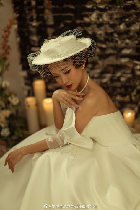 Retro Fashion Outfits, Elegant White Dress, Hollywood Hair, Civil Wedding Dresses, Vintage Photoshoot, Elegant Dresses Classy, Bridal Photoshoot, Fashion Photography Inspiration, Vintage Style Wedding