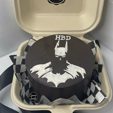 Black Batman Cake, Small Batman Cake, Batman Birthday Gift Ideas, Batman Cake Aesthetic, Batman Cake For Adults, Batman Bento Cake, Batman Mini Cake, Birthday Cake Batman, Batman Cake Design