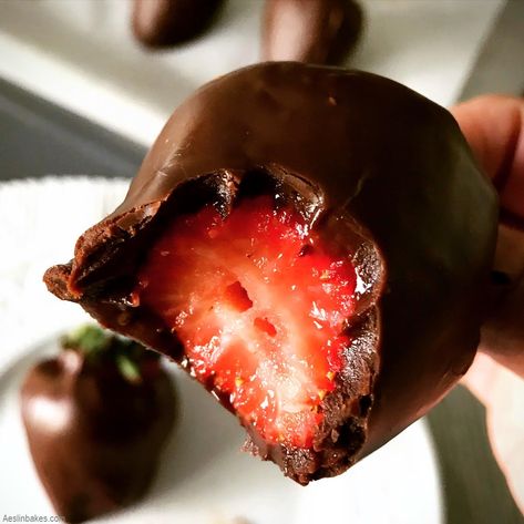 These chocolate ganache dipped strawberries are for those who enjoy a softer chocolate experience with their strawberries. No shattering. Chocolate Strawberry Bites, Dark Chocolate Strawberries, Chocolate Filled Strawberries, Chocolate Coated Strawberries, Dipped Berries, Strawberry Bites, Choc Ganache, Valentine Stuff, Chocolate Dipping Sauce