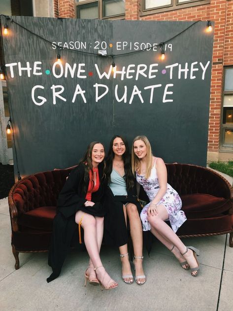 31 Best Graduation Party Ideas For A Day Of Unforgettable Fun Friends Backdrop Graduation, Friends Theme Photo Backdrop, Friends Photo Backdrop, School Alumni Ideas, Graduation Theme Party Ideas High School, Prom Theme Ideas High School, Friends Backdrop, Prom Pictures Friends, Vsco Friends