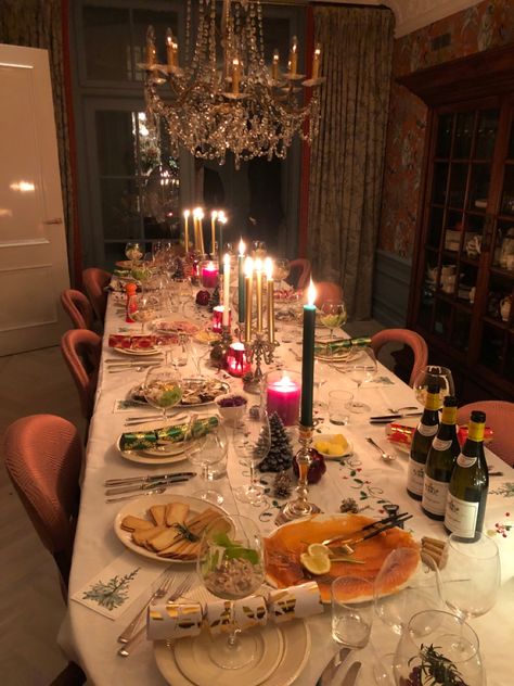 Christmas Eve Astethic, Dinner Party Aesthetic Winter, Family Christmas Dinner Aesthetic, Christmas Eve Dinner Aesthetic, Nyc Dinner Party Aesthetic, Big Family Christmas Dinner Aesthetic, Fancy Dinner Table Aesthetic, Christmas Dinner Astethic, Rich Christmas Party