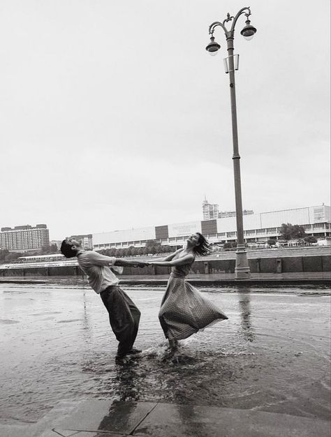 Couple In Rain, Couple Inspiration, Old Fashioned Love, Vintage Couples, My Kind Of Love, Vintage Romance, I'm With The Band, Old Love, Romantic Art