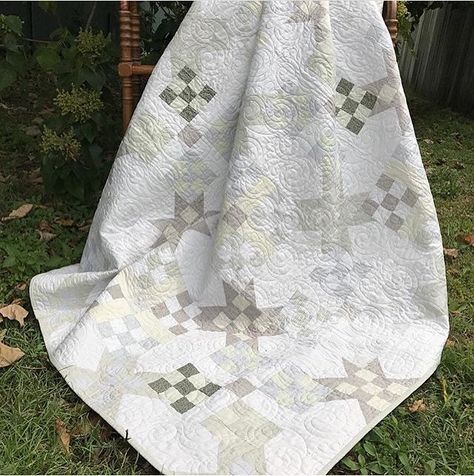 Wendy Sheppard on Instagram: “A quilt a day #10: Butterside Up 📷: @lynetteandersondesigns . . Continuing with soft quilts: I designed this one using…” Neutral Colored Quilt, Monochromatic Quilt, Lynette Anderson, Neutral Baby Quilt, Low Volume Quilt, Neutral Quilt, Bargello Quilt, Quilt Sewing Patterns, Baby Quilt Patterns