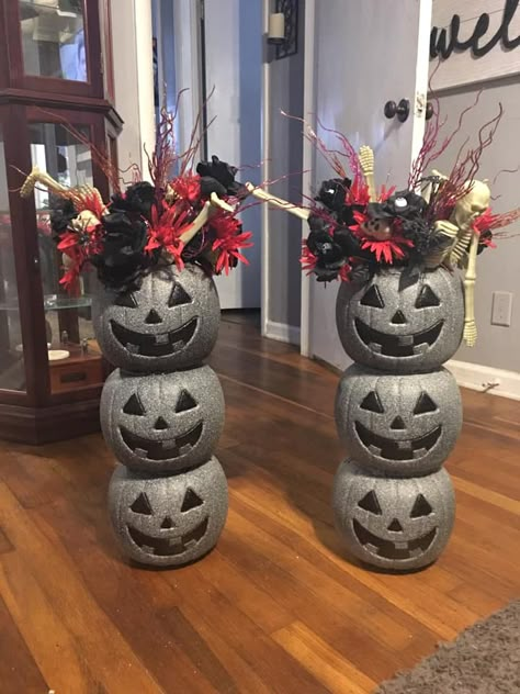 Plastic Pumpkin Stone Makeover- plastic pumpkin decorating. DIY project craft art project. Front door fall halloween decorations. Cement Pumpkins, Porche Halloween, Pumpkin Decorating Diy, Dekorasi Halloween, Crafty Morning, Halloween Decor Diy, Easy Diy Halloween Decorations, Labu Halloween, Plastic Pumpkins