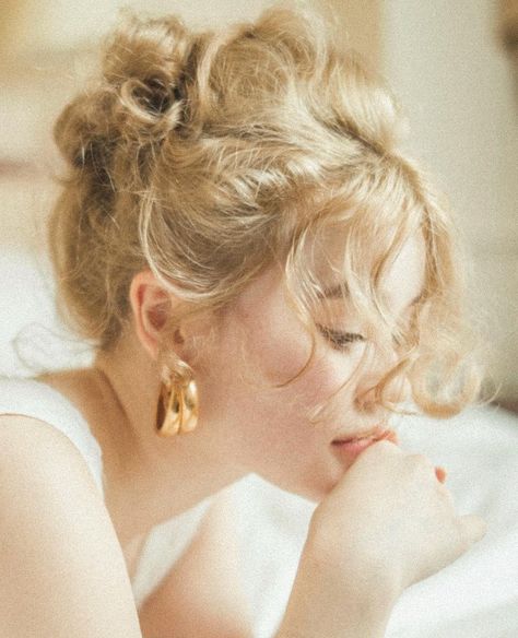 Blonde Hair, A Woman, Blonde, Film, Bed, Hair, Gold, White, Instagram