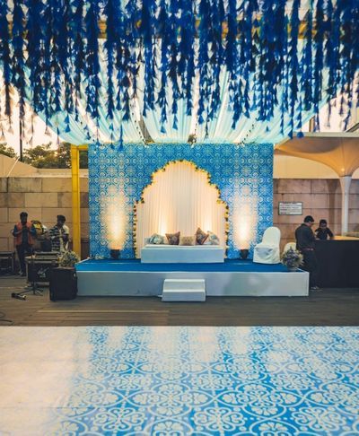 Moroccan Haldi Decor, Blue Theme Haldi Decor, Haldi Decoration Ideas Blue, Reception Stage Decor Blue, Blue Mehendi Decor, Carnival Theme Haldi Decor, Blue Sangeet Decor, Mayra Function Decoration, Blue Haldi Decor