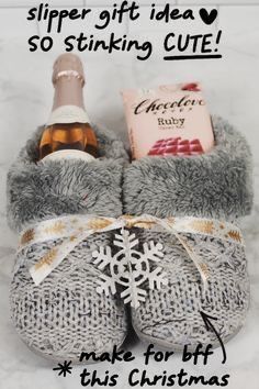 Slippers Gift Basket, Slipper Gift Ideas, Joululahjat Diy, Cute Treats, Diy Christmas Gifts For Friends, Holiday Gift Exchange, Christmas Slippers, Crafty Gifts, Cute Christmas Gifts