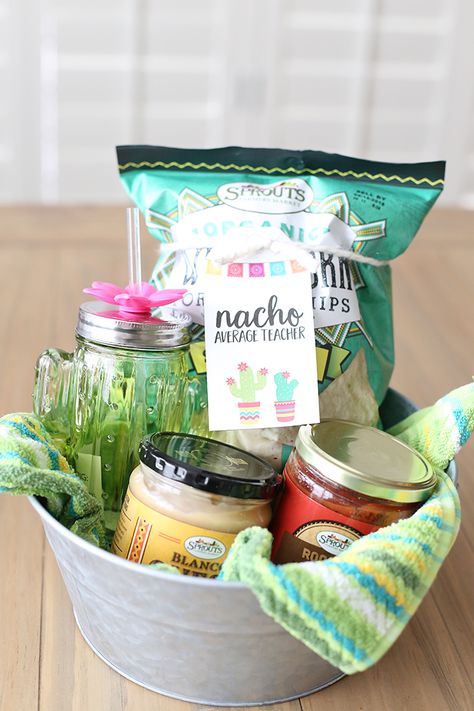 Teacher Gift Basket, Nacho Average Teacher, Wrapping Inspiration, Appreciation Gifts Diy, Teacher Gift Baskets, Teacher Holiday Gifts, Teacher Appreciation Gifts Diy, Teachers Diy, Creative Diy Gifts