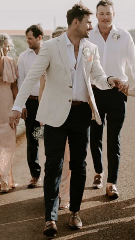 Wedding Suits Groom Linen, Men’s Trendy Wedding Attire, Country Chic Groomsmen Attire, Men’s Elopement Suit, Abroad Groom Outfit, Wedding Suits Abroad, Groomsmen Looks Casual, Grooms Summer Suit, Groom Attire Italian Wedding