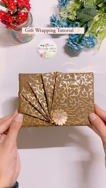 Unique Christmas Crafts, Unique Wrapping Ideas, Christmas Gift Wrapping Diy, Pretty Gift Wrapping Ideas, Gift Wrapping Tutorial, Diwali Gift Hampers, Wrapping Tutorial, Creative Wrapping, Idee Cricut