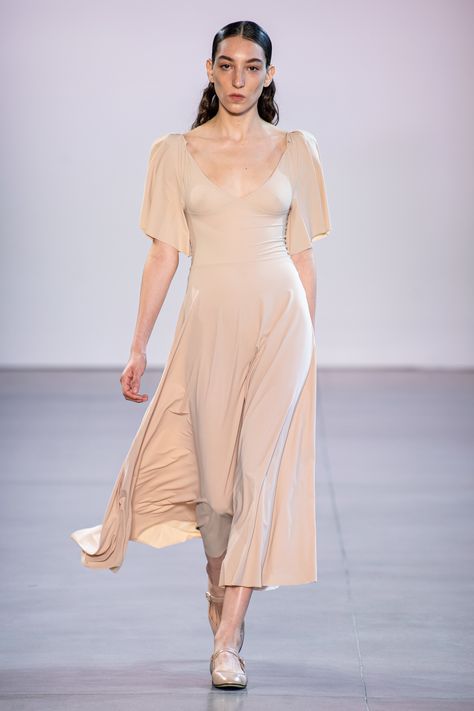 Ryan Roche Spring 2020 Ready-to-Wear Fashion Show - Vogue Ryan Roche, Fancy Gowns, Minimalist Dresses, Ballet Dress, Feminine Dress, Coat Outfits, Fashion Show Collection, Fashion 2020, Fashion Week Spring