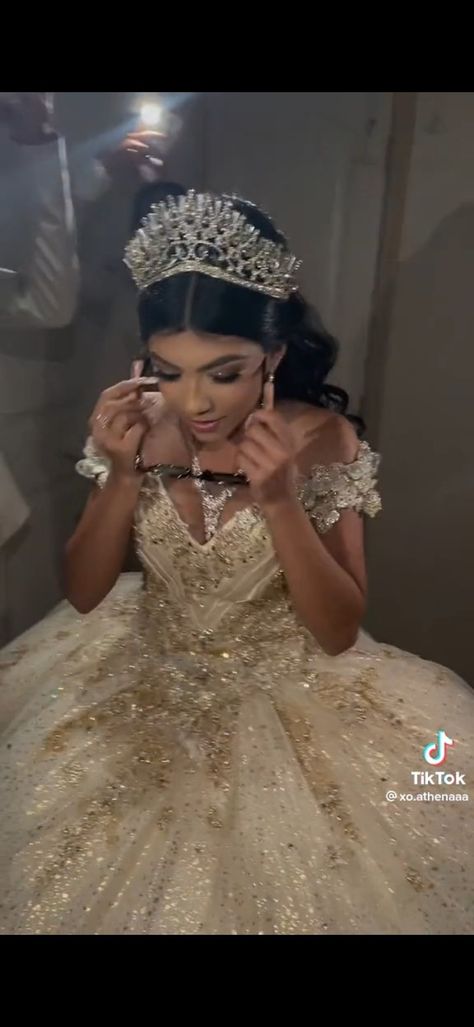 Quinceanera Hair Styles With Crown, Quince Flower Crown, Flower Crown Quince, Gold Makeup Looks For Quince, Quince Tips, Champagne Quince Dresses, Gold Quince Dress, Gold Quinceanera Dresses, Champagne Quince