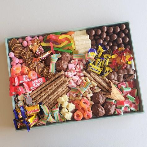 Chocolate Lollies, Candy Board, Grazing Board, Dessert Platter, Charcuterie Inspiration, Birthday Chocolates, Easy Party Food, Dessert Boxes, Snack Board