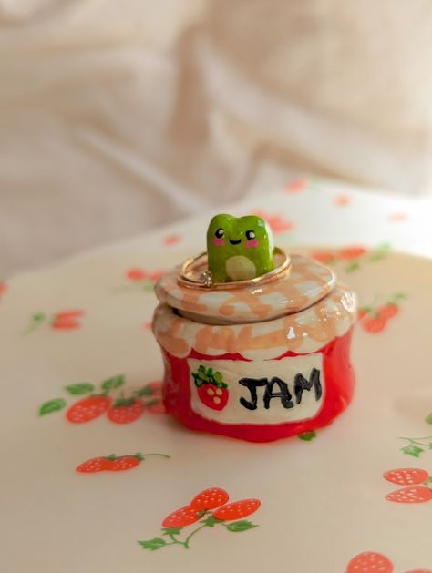 Cute Clay Containers, Ceramica Ideas Originales Faciles, Jar Clay Art, Clay Jar Ideas, Cute Clay Things, Cute Clay Sculptures, Clay Box Ideas, Polymer Clay Business, Clay Jars