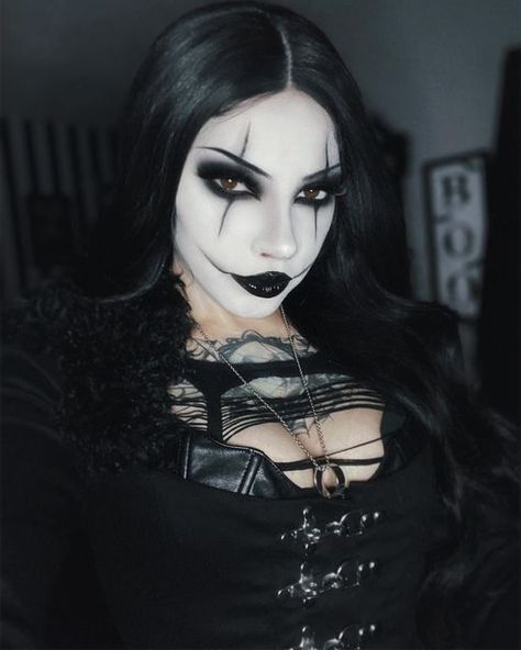 The Crow Makeup For Women, Black Halloween Makeup, Interesting Makeup, Maquillage Goth, Goth Eye Makeup, Dark Makeup Looks, Leather Outfits Women, Arte Punk, Rave Makeup