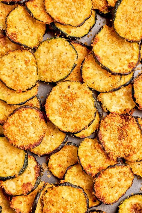 Air fryer zucchini chips are golden brown, crisp, and perfectly tender. This recipe uses a handful of ingredients and the good ol’ air fryer to create the most irresistible zucchini side dish. Air Fryer Zucchini Chips, Squash Chips, Parmesan Squash, Zucchini Chips Recipe, Air Fryer Zucchini, Zucchini Crisps, Zucchini Side Dishes, Zucchini Slice, Zucchini Chips