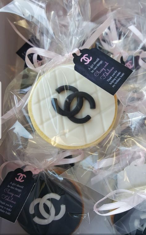 Chanel Cakes, Chanel Cookies, Chanel Birthday Party, Designer Cookies, Chanel Cake, Handbag Cakes, Chanel Birthday, Bakery Treats, Chanel Party