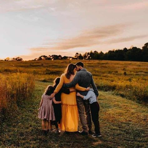 Fall Photoshoot Family, Outdoor Family Photoshoot, Big Family Photos, Family Photoshoot Poses, Fall Family Portraits, Outdoor Family Photography, Family Portrait Poses, Outdoor Family Photos, Family Picture Poses