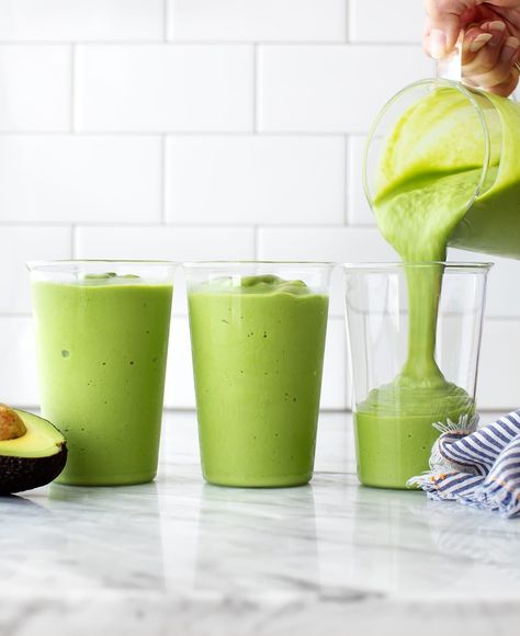 This creamy avocado smoothie recipe is the BEST healthy breakfast! Made with banana, spinach, and pineapple, it's packed with protein and healthy fats. | Love and Lemons #smoothie #avocado #healthybreakfast #plantbased Jus Tomat, Avocado Smoothie Recipe, Menu Sarapan Sehat, Sistem Pencernaan, Lime Sorbet, Resep Smoothie, Sweet Smoothies, Avocado Banana, Strawberry Banana Smoothie