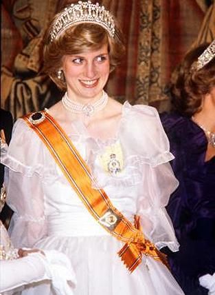 Diana at a state dinner for Queen Beatrix of the Netherlands in 1982, wearing the Windsor family order (given by Queen Elizabeth) and the Oval Sapphire in its original brooch setting. Diana Tiara, Roland Mouret Dress, Princesa Real, Princess Diana Fashion, Princess Diana Family, Princess Diana Photos, Princess Diana Pictures, Princes Diana, Diana Fashion