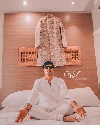 Groom Photoshoot Indian Poses, Groom Photography Indian, Indian Groom Poses Portraits, Indian Bride Getting Ready Photos, Groom Dress Shoot, Indian Groom Getting Ready Pictures, Indian Groom Photoshoot, Indian Groom Photography Poses, Groom Photoshoot Indian