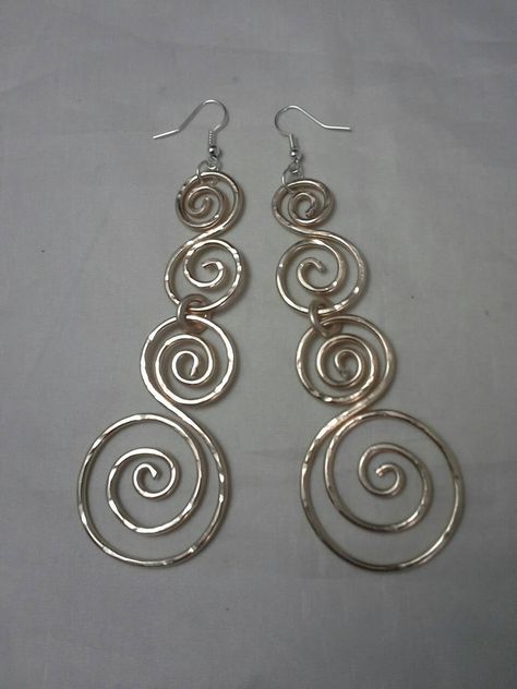 Beautiful gold colored aluminum wire wrapped design, lightweight, lightly hammered, shoulder duster earrings are a totally unique design and are 4 inches long with hypoallergenic surgical steel ear wires. Please come back and visit to check for new unique designs. For more styles visit my Etsy shop: www.etsy.com/shop/SoftlySisterDesigns Spiral Wire Earrings, Hammered Wire Earrings, Wire Shapes, Easy Earrings, Aluminum Wire Jewelry, Wire Jewelry Patterns, Silver Wire Earrings, Diy Wire Earrings, Diy Jewelry Rings