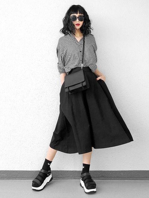 Korean Fashion Aesthetic, Korean Fashion Outfits, Look Rock, Korean Fashion Women, Cooler Look, Looks Black, Korean Fashion Trends, Fashion Korean, Clothing Hacks