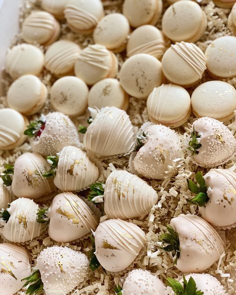 White Gold Chocolate Strawberries, Bridal Shower Chocolate Covered Strawberries, Chocolate Covered Strawberries Bridal, Chocolate Strawberries Wedding, Champagne Chocolate Covered Strawberries, Engagement Party Macarons, White And Silver Strawberries, Neutral Bridal Shower Dessert, Bridal Chocolate Table