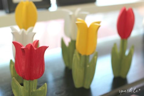 DIY painted wooden tulips. Super cute springtime decor! Wooden Tulips, Laser Cut Box, Laser Cut Wood Crafts, Spring Centerpiece, Spring Projects, Scroll Saw Patterns, Wood Flowers, Wooden Flowers, Spring Tulips