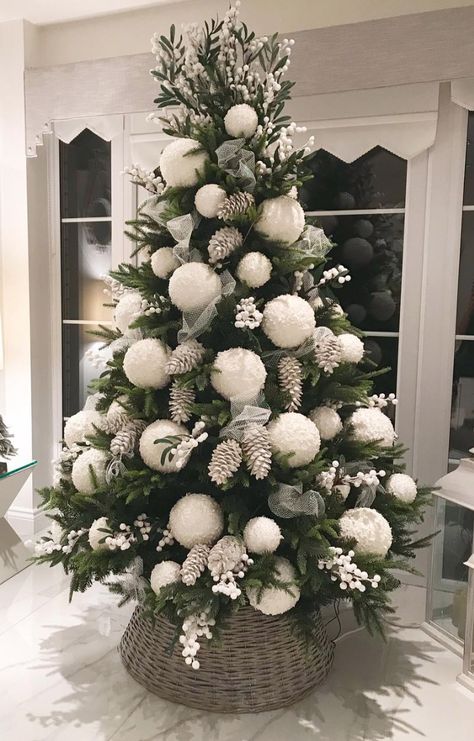 Simple Christmas Tree Decorations, Christmas Tree Decorated, Christmas Tree Decorating Themes, Christmas Tree Inspiration, White Christmas Trees, White Christmas Decor, Simple Christmas Tree, Beautiful Christmas Trees, Rustic Christmas Tree