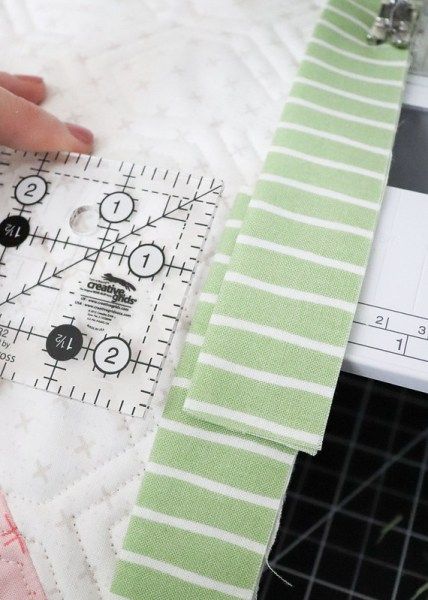 Machine Binding A Quilt, Sewing Mitered Corners, Bind A Quilt, Machine Binding, Quilting Binding, Quilt Binding Tutorial, Sewing Binding, Binding Tutorial, Quilting Board