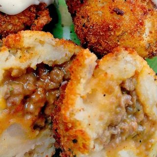 Stuffed Mashed Potato Balls, Fried Potato Balls, Stuffed Mashed Potatoes, Fried Mashed Potatoes, Potato Balls Recipe, Mashed Potato Balls, Ground Beef Recipe, Potato Balls, Fried Potato