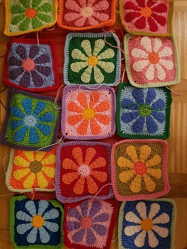 Crochet Granny Square - Crochet Motif - Crochet Patterns - Crochet Projects - Crochet Craft Charity Daisy Square, Daisy Square, Crocheted Squares, Mode Crochet, Crochet Daisy, Crochet Square Patterns, Granny Squares Pattern, Crochet Motifs, Granny Square Crochet Pattern