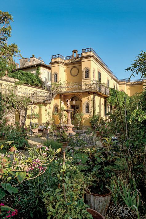 Habitually Chic® » The Florentine Villa of Loretta Caponi Shopping In Italy, Italy Villa, Sunken Living Room, Italian Villa, Italy Photo, Interior Architect, Italian Summer, Lush Garden, Villa Design