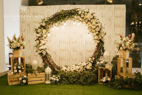 Photobooth For Wedding Receptions, Rustic Wedding Stage Backdrop, Rustic Wedding Decor Backdrop, Wedding Photobooth Ideas Backdrops, Rustic Wedding Stage, Photobooth For Wedding, Rustic Wedding Backdrop Reception, Wedding Pelamin, Backyard Wedding Ideas