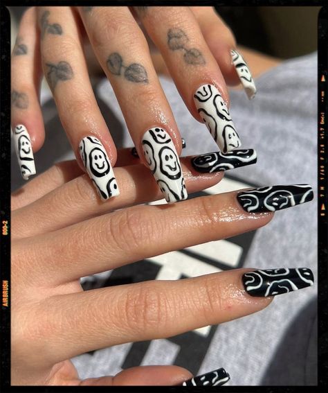 Trippy Smiley Face Nails, Graffiti Nails, Face Nails, Black Nails With Glitter, Black Acrylic Nails, Punk Nails, Airbrush App, Simple Acrylic Nails, School Nails